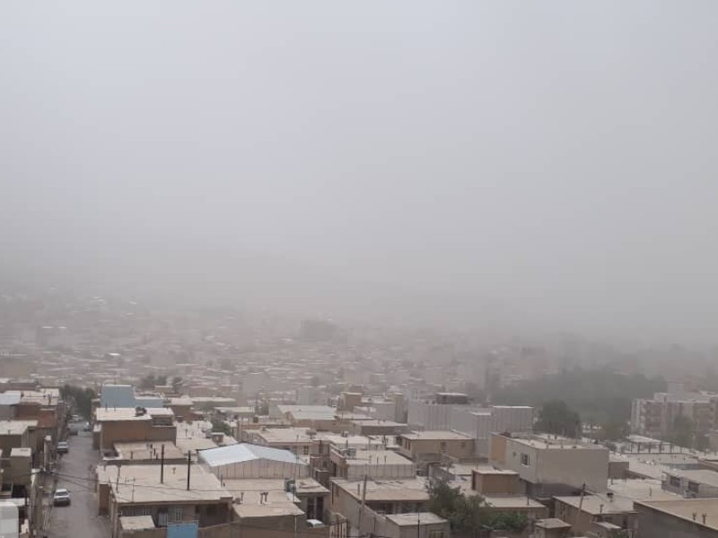 گرد و غبار غلیظ فعالیت ادارات مهران و دهلران را تعطیل کرد