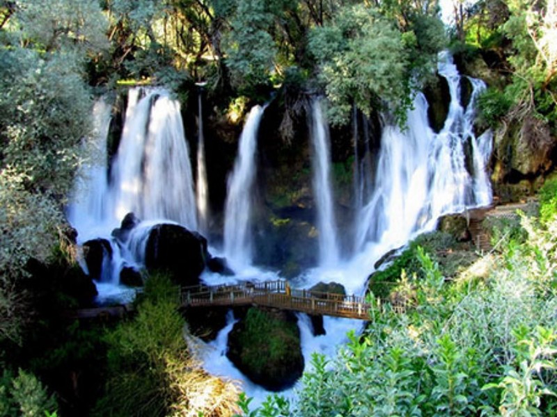 آبشاری که جادوی طبیعت را به تصویر می‌کشد