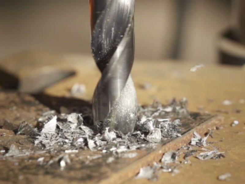 همه چیز درباره سوراخ‌کاری فلز: مته، دریل، نکات و ترفندها