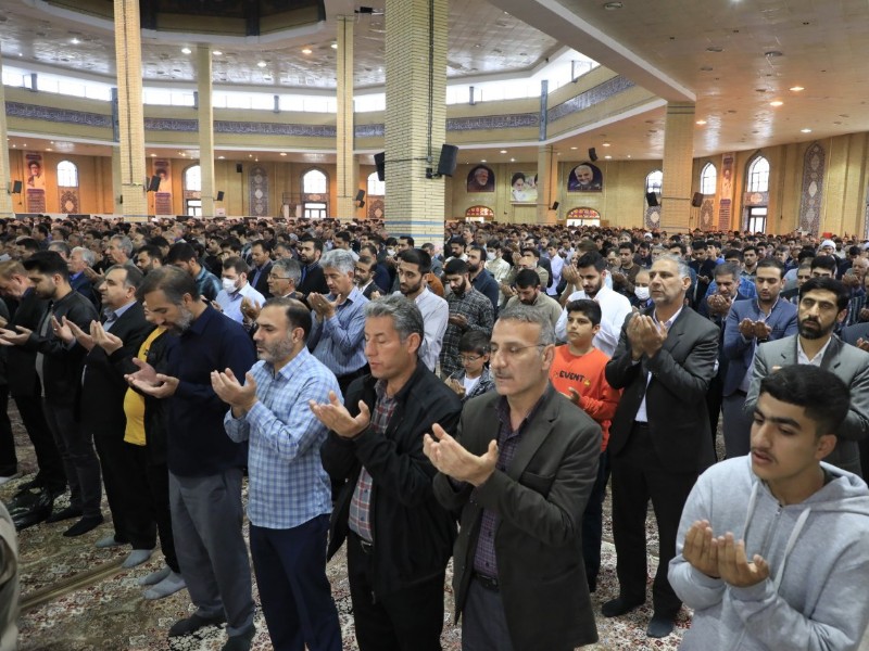 حال و هوای مصلی شهر ایلام در نماز عید سعید فطر