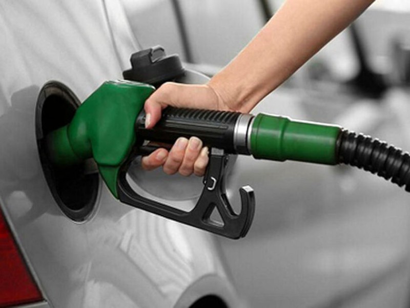 گران‌سازی بنزین مشکلات مردم را بیشتر می‌کند