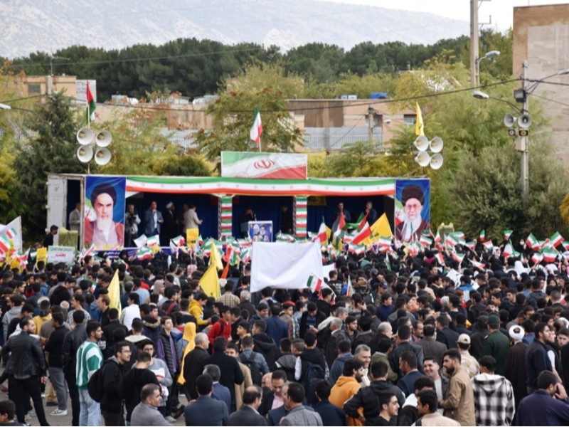 حضور تماشایی مردم ایلام در راهپیمایی ۱۳ آبان